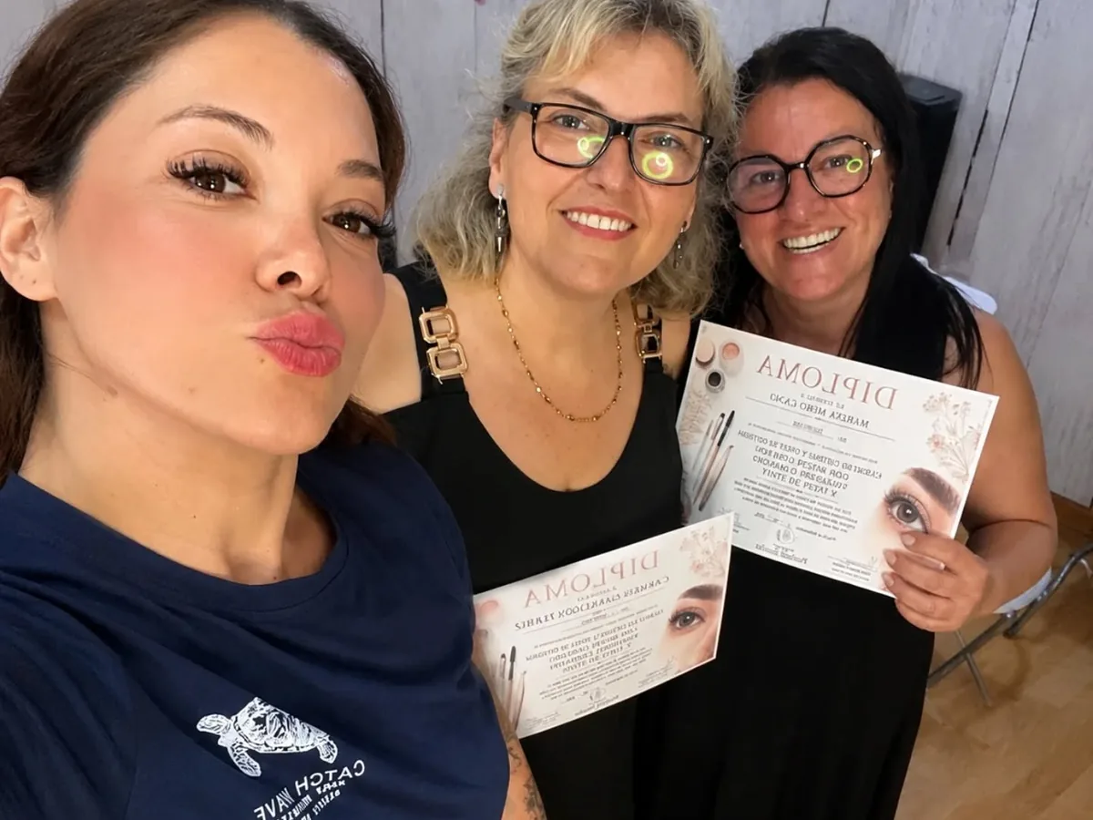 Alumnas de Probell Studio mostrando sus certificados tras una formación