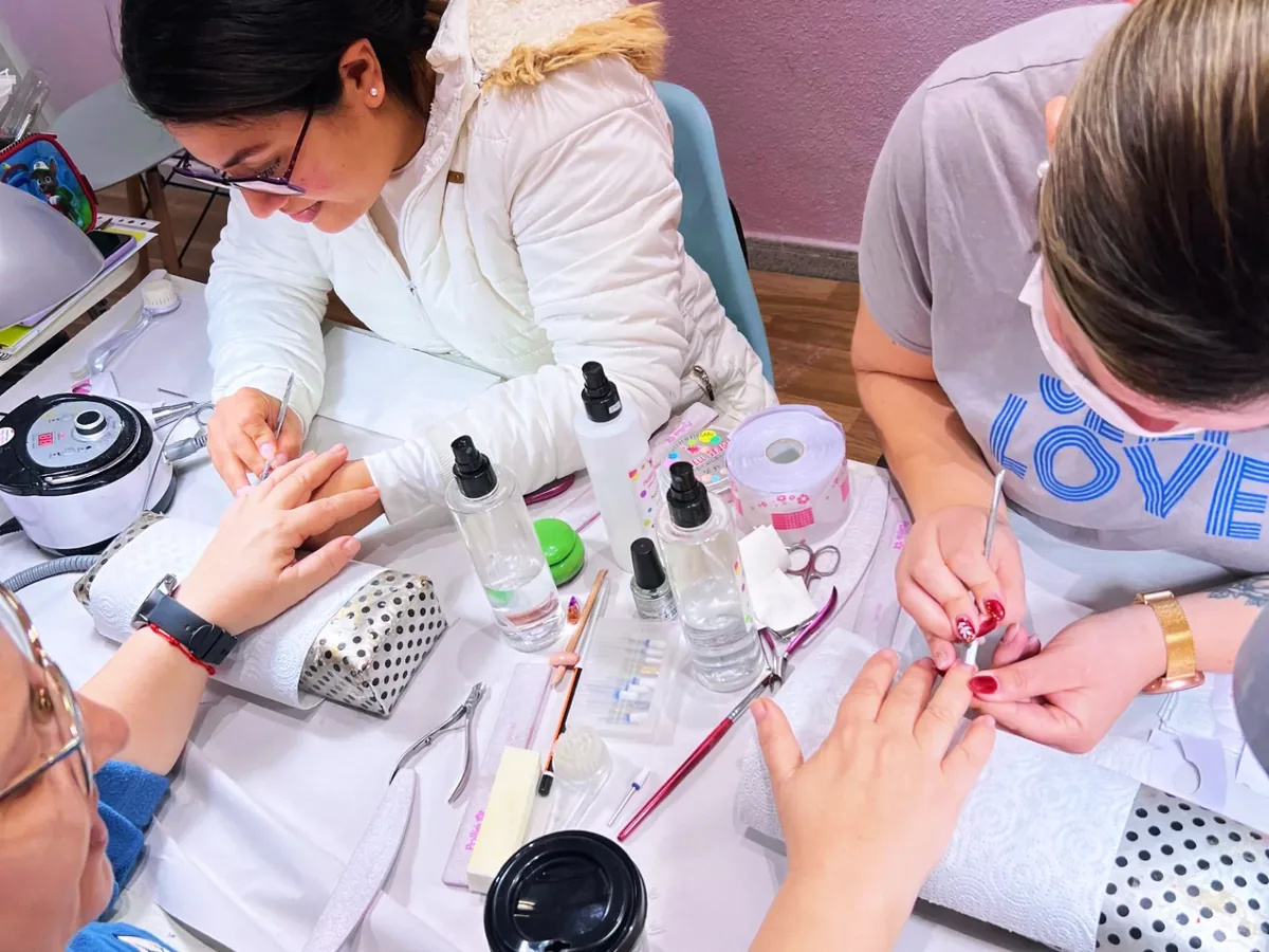 Alumnas practicando técnicas de manicura durante una formación en Probell Studio
