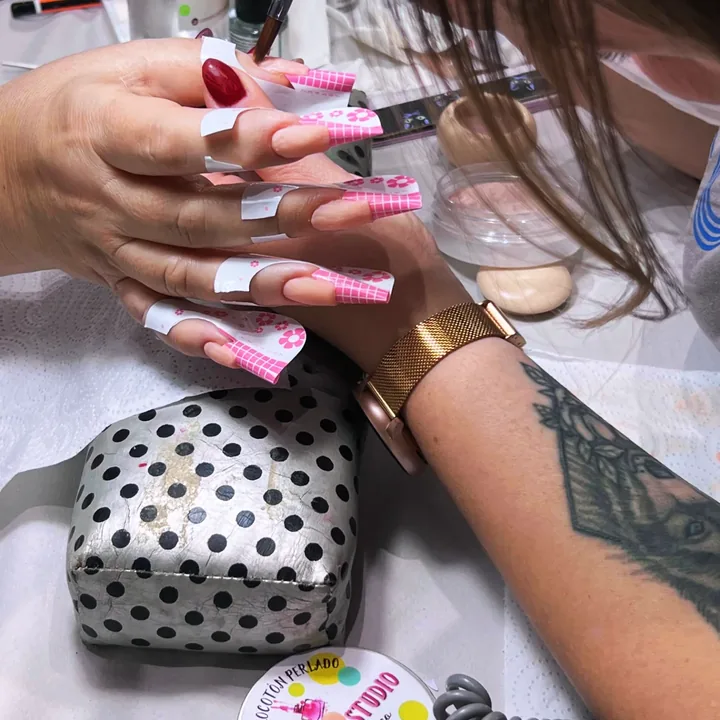 Práctica de construcción de uñas acrílicas en Probell Studio
